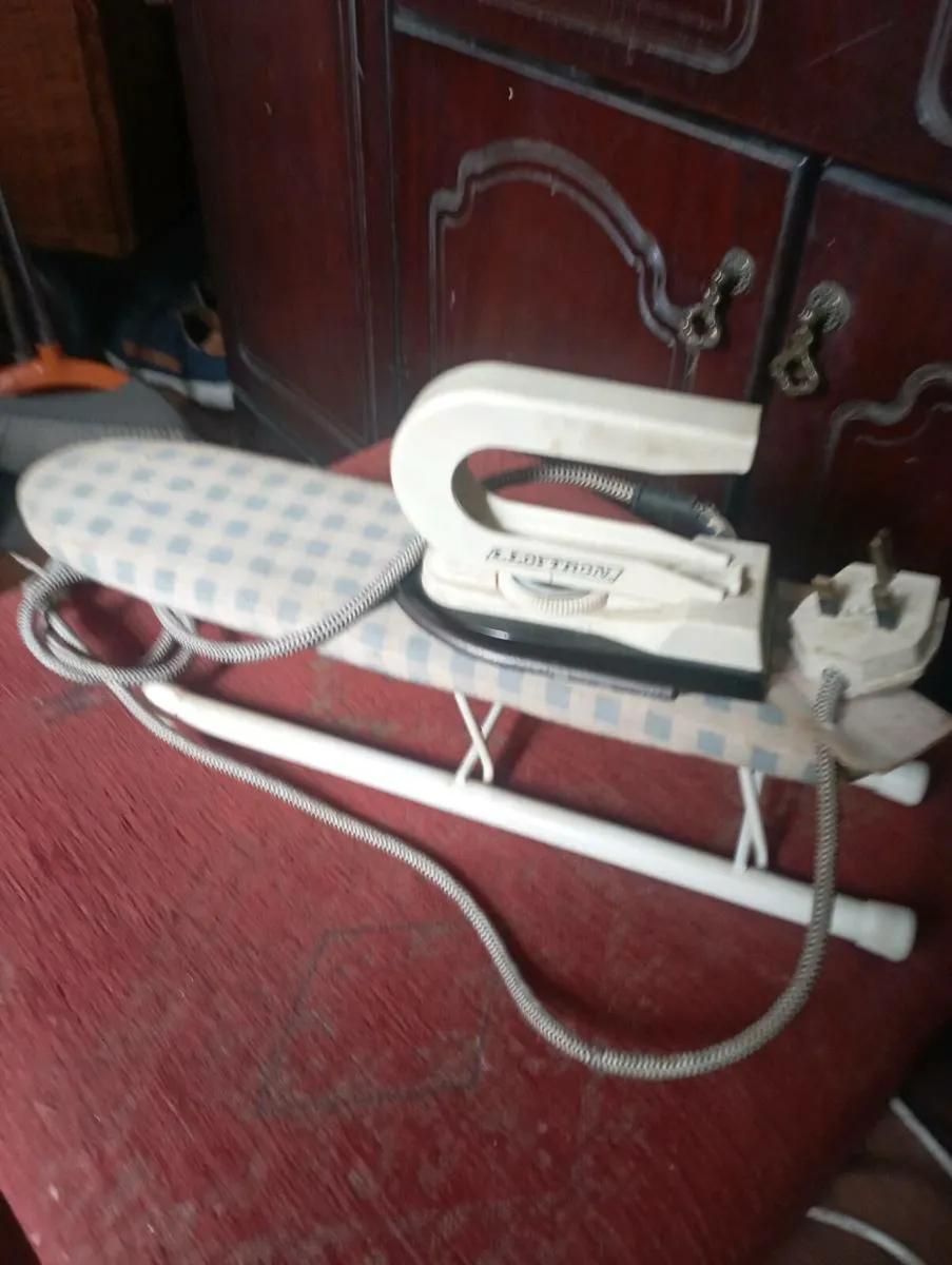 VINTAGE LLOYTRON MINI TRAVEL IRON - Image 1