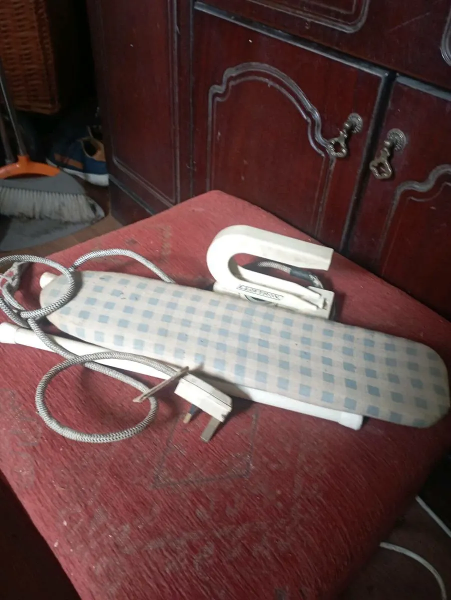 VINTAGE LLOYTRON MINI TRAVEL IRON - Image 4