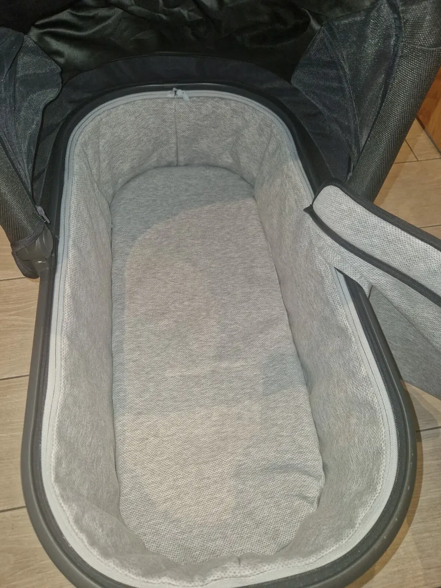 Immaculate Uppababy Vista V2 with car seat - Image 3