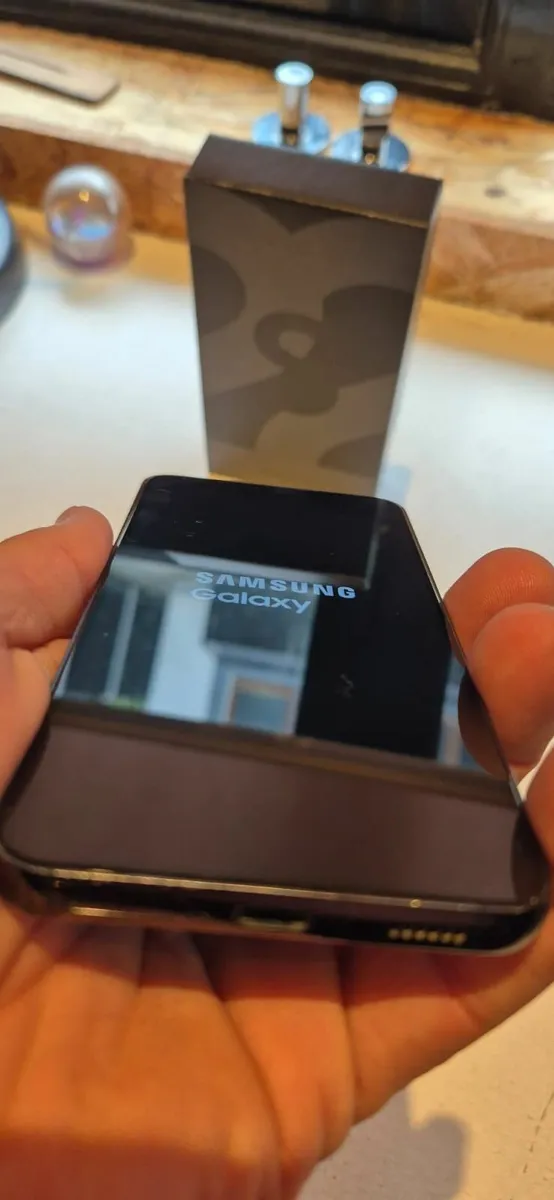 Samsung Galaxy S22 - Image 4