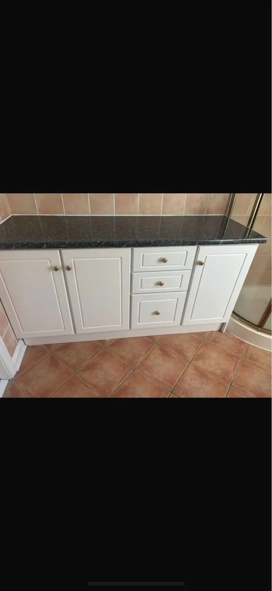 4 units with counter top - Image 1
