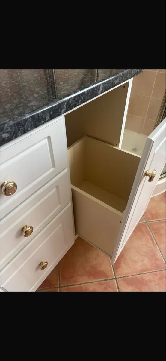 4 units with counter top - Image 3