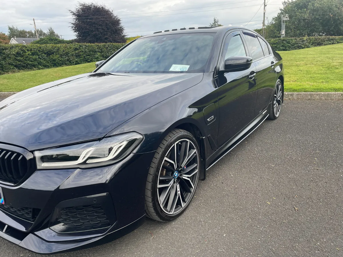 BMW 5-Series 2023 X-DRIVE M-SPORT HYBRID - Image 3