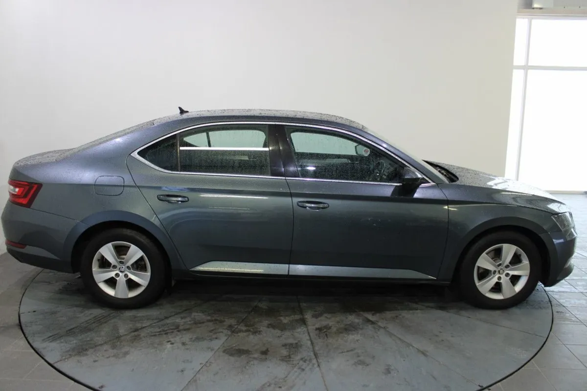 Skoda Superb 2.0 TDI 150bhp DSG Ambition - Image 4