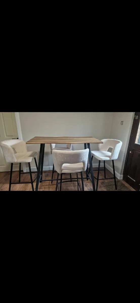 Tables and chairs - Image 1