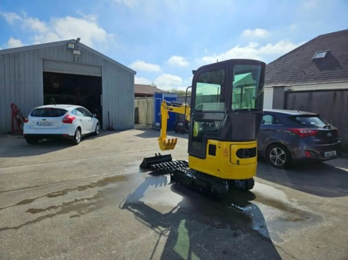 Rippa R-319 Fully Cabbed Micro Digger - Image 3
