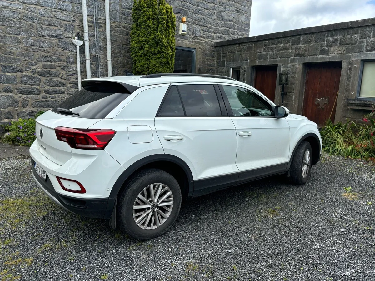 Low mileage, first owner Volkswagen T-Roc Life 1.0 - Image 3