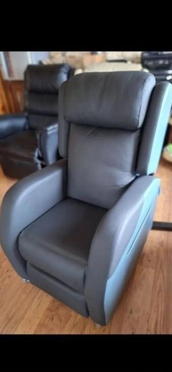 Riser recliner electric armchair - Image 3