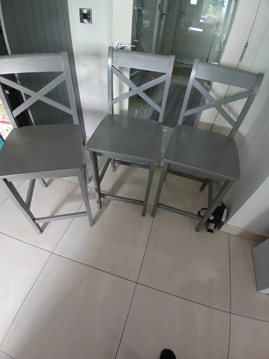 Wine cabinet and 3 kitchen bar stools - Image 3