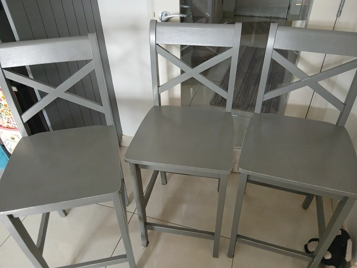 Wine cabinet and 3 kitchen bar stools - Image 4