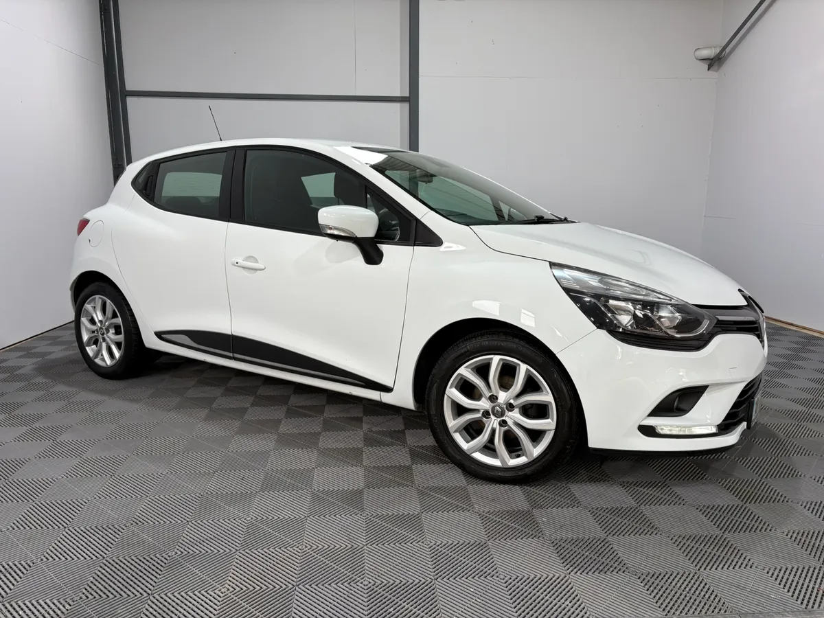 18 Renault Clio Dynamique Nav 1.2 Petrol - Image 2