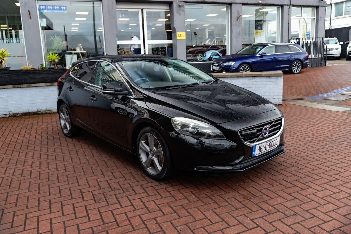 VOLVO V40 2.0D4 SE LUXURY 5DR HATCHBACK AUTOMATIC - Image 1
