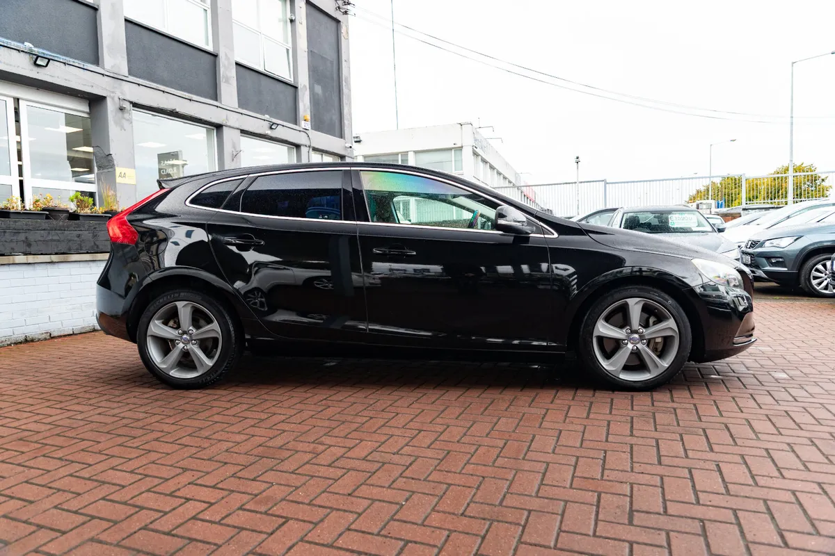VOLVO V40 2.0D4 SE LUXURY 5DR HATCHBACK AUTOMATIC - Image 2