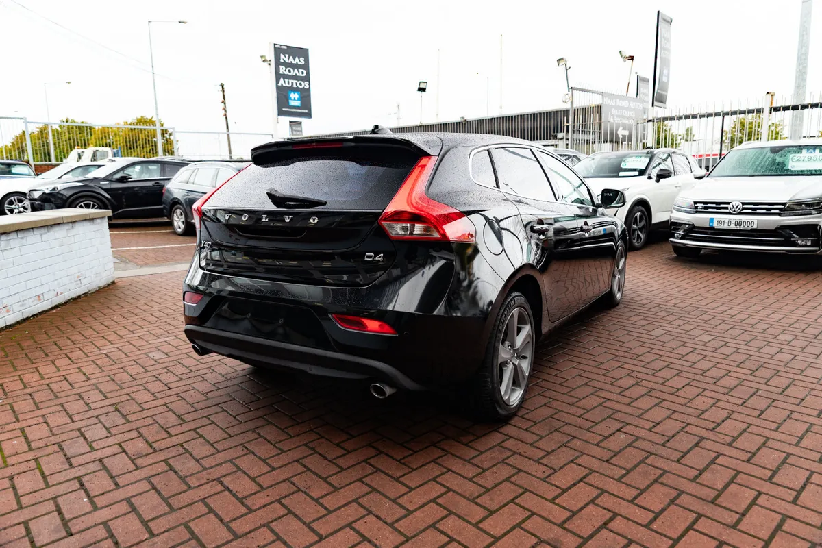 VOLVO V40 2.0D4 SE LUXURY 5DR HATCHBACK AUTOMATIC - Image 3