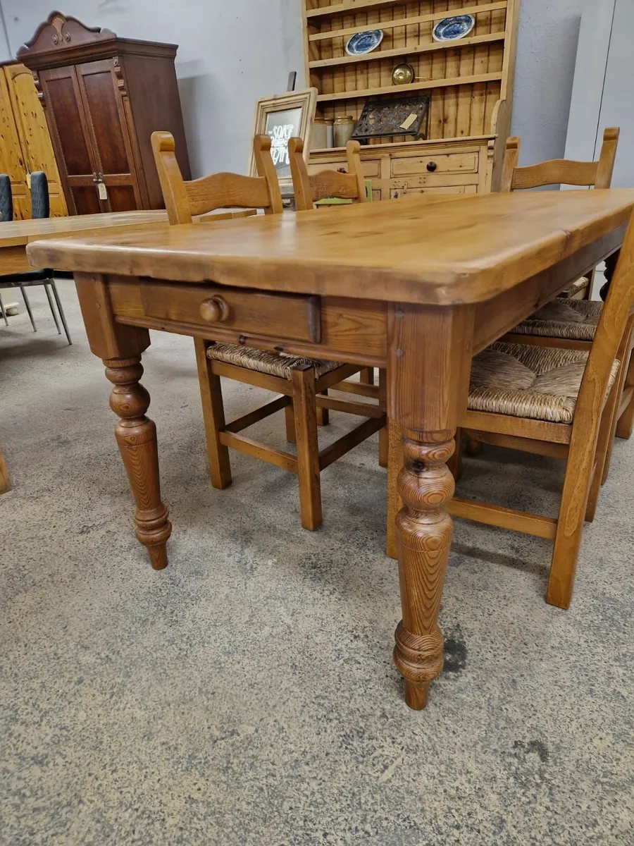 Vintage pine farmhouse table, 6 chairs - Image 4