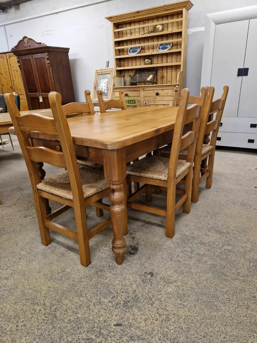 Vintage pine farmhouse table, 6 chairs - Image 1