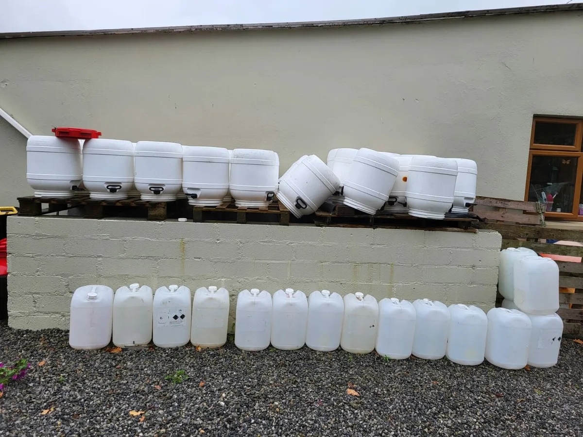 Containers & buckets with lids