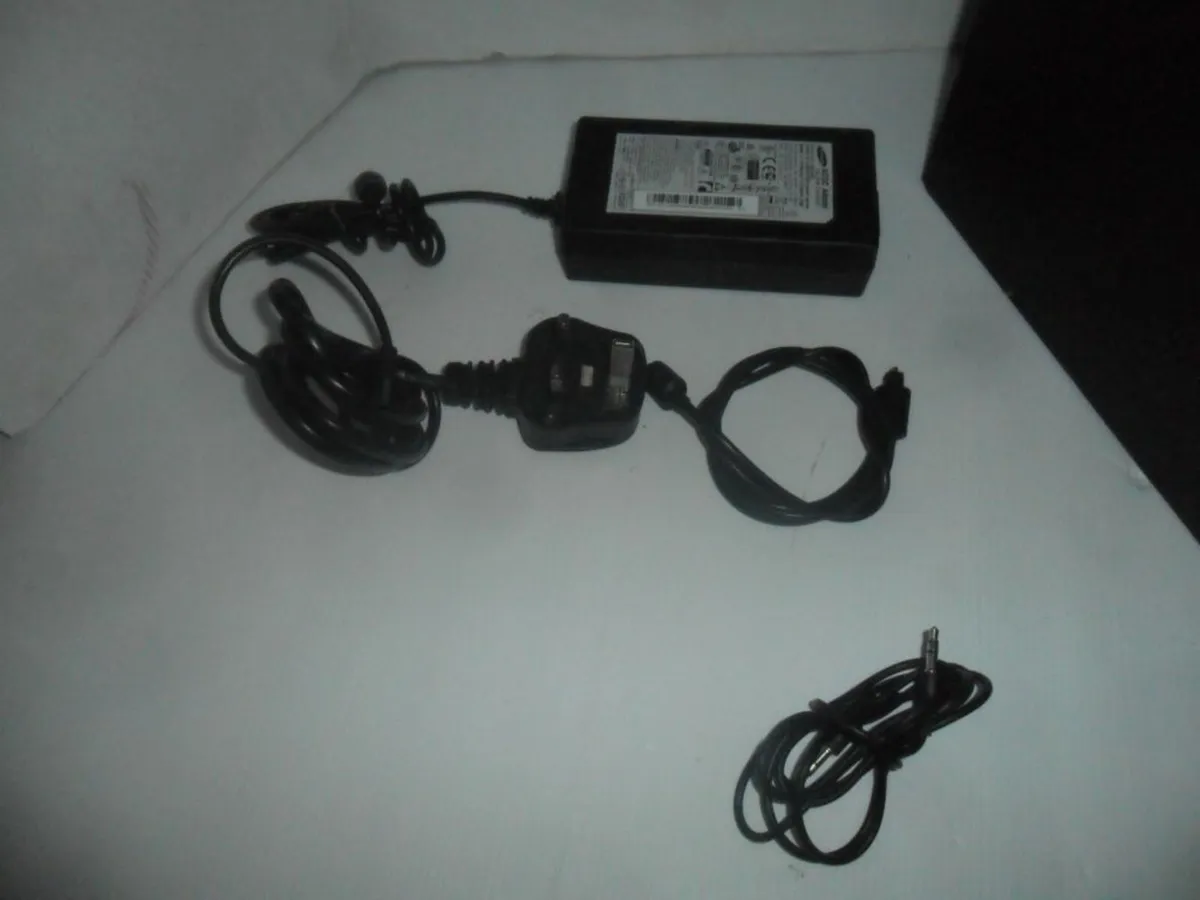Samsung sound bar with sub - Image 2