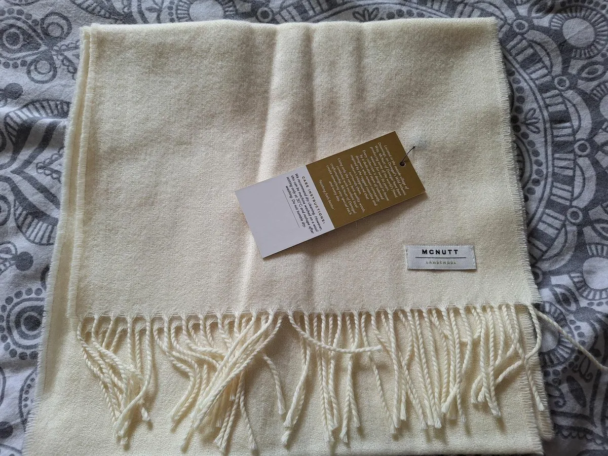 NEW McNutt of Donegal Merino Lambswool scarf - Image 1