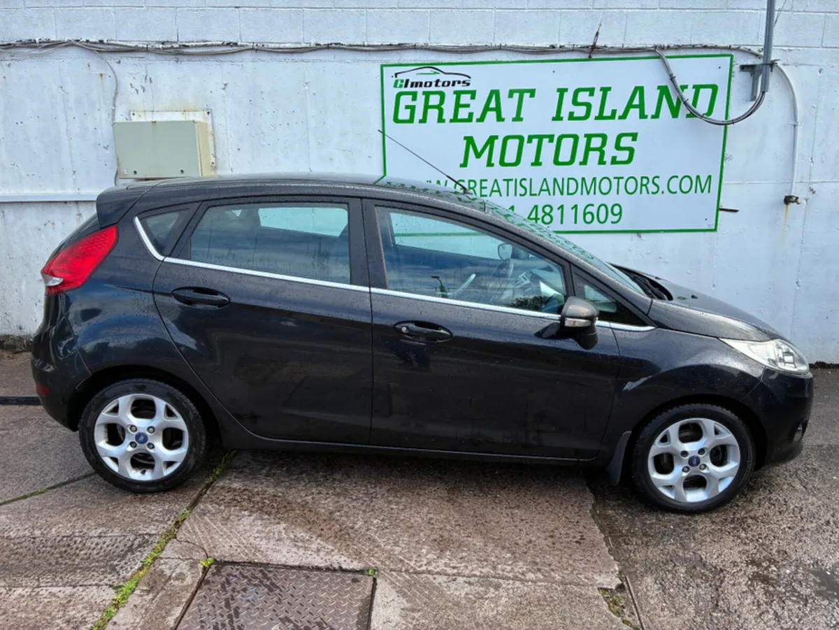 Ford Fiesta TITANIUM 1.4 D 68PS 5DR DSL - Image 3