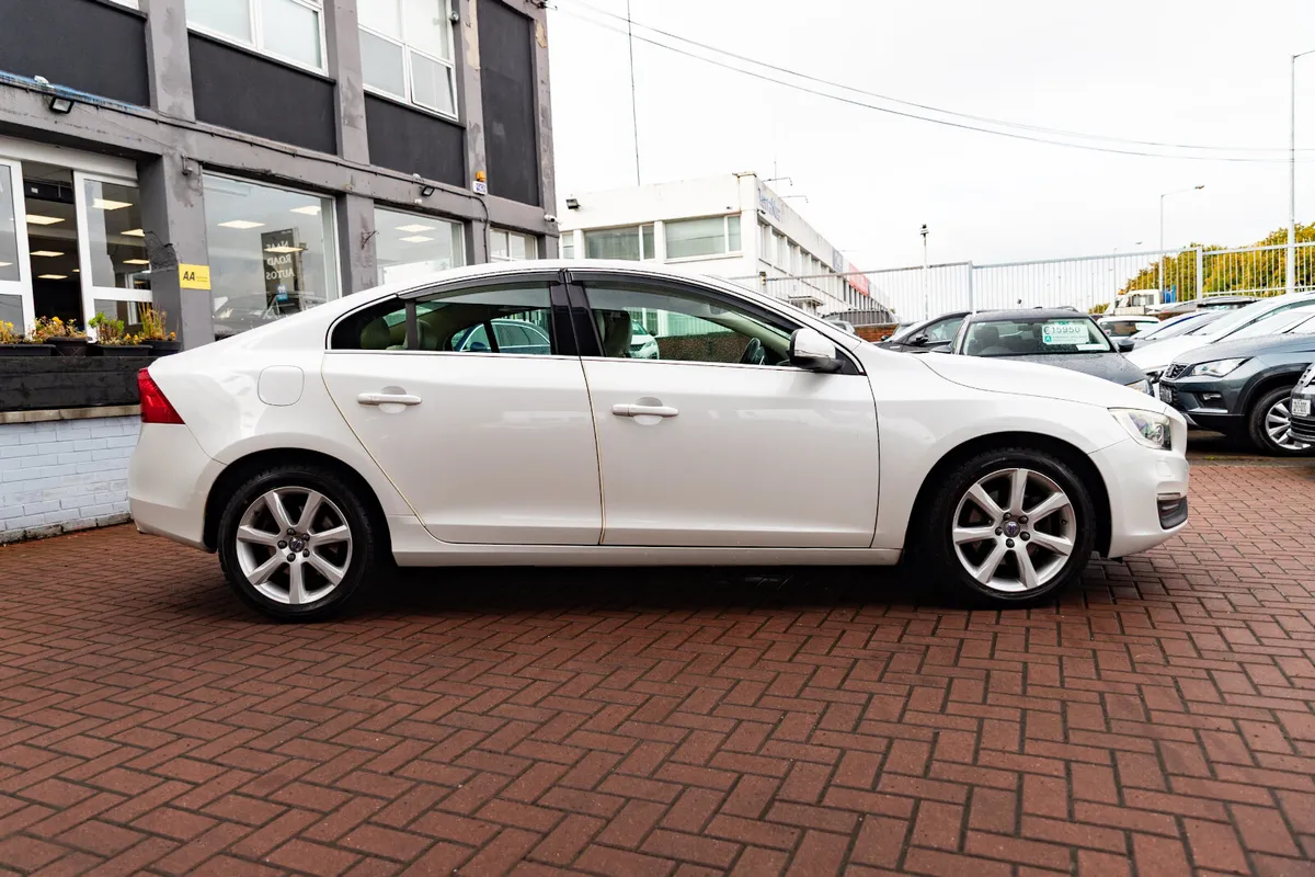 VOLVO S602.0D4 SE LUXURY 4DR SALOON AUTOMATIC - Image 2
