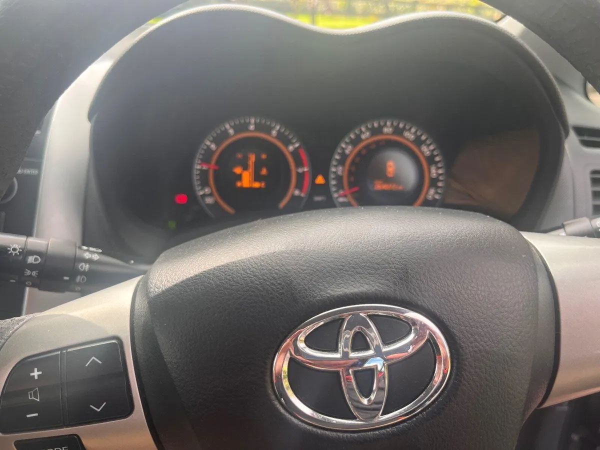 Toyota Auris 2010 - Image 2