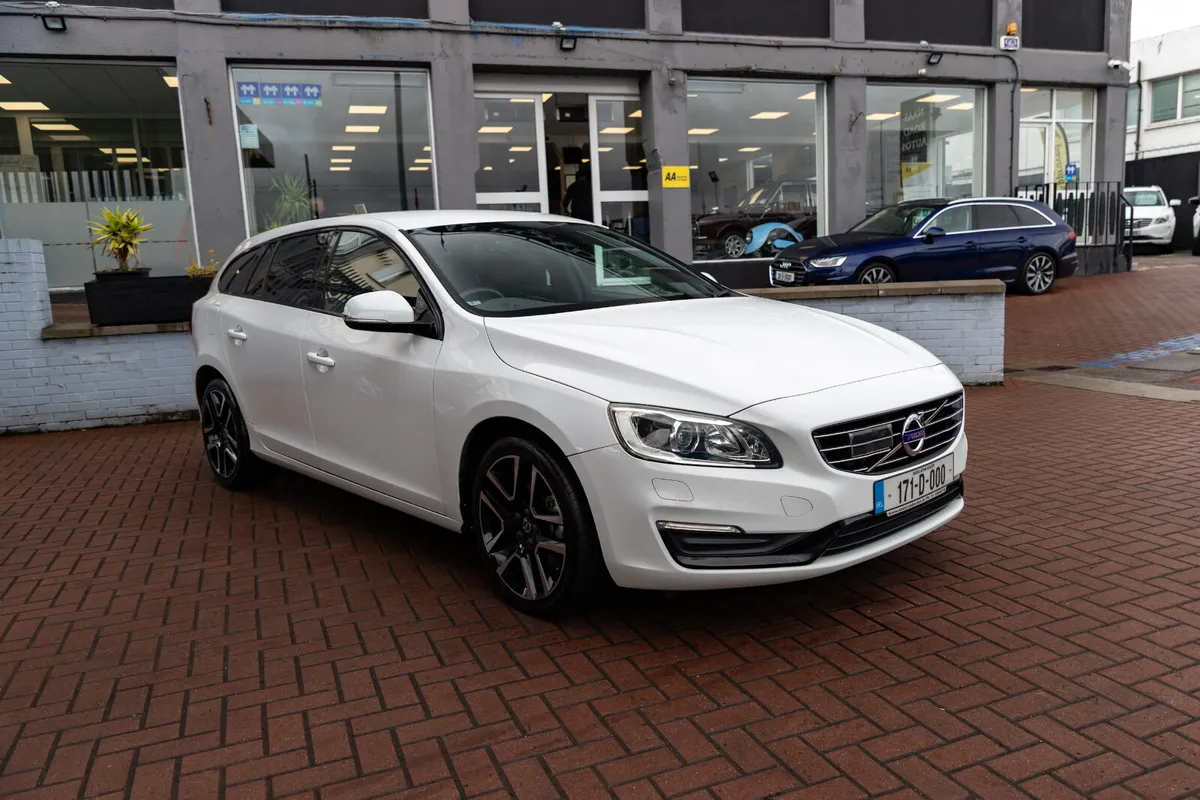 VOLVO V60 2.0D4 SE LUXURY DELUXE 5DR ESTATE AUTOMA - Image 1