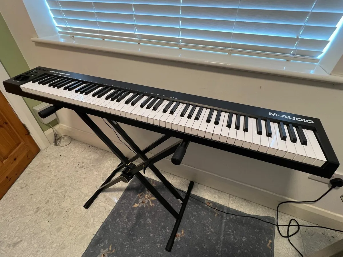 M-Audio Keystation 88 MK3 + Stand FREE DELIVERY - Image 2