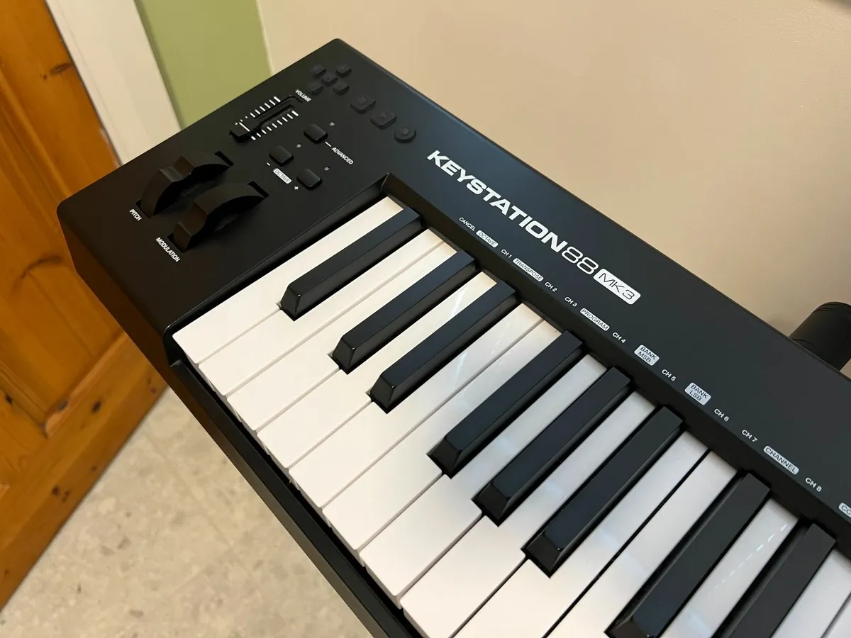M-Audio Keystation 88 MK3 + Stand FREE DELIVERY - Image 3
