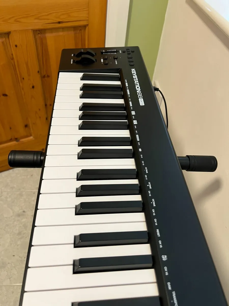 M-Audio Keystation 88 MK3 + Stand FREE DELIVERY - Image 4