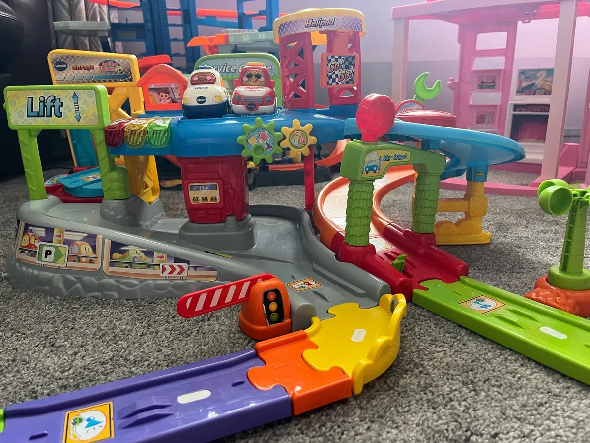 Toot toot garage and track - Image 1
