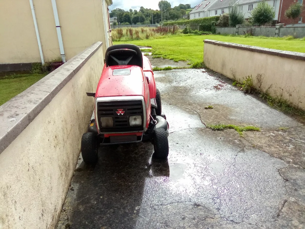 Ride on lawnmower - Image 1