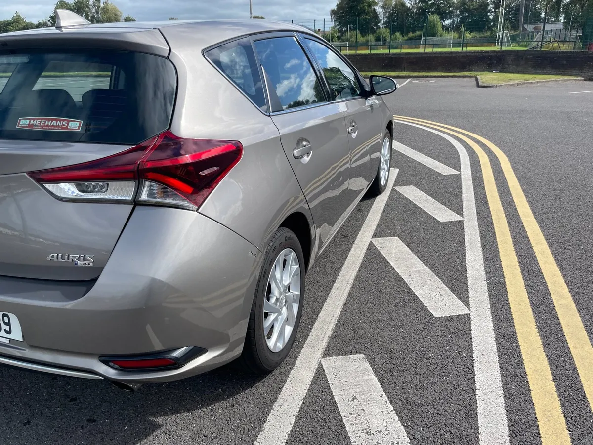 Toyota Auris 2016 - Image 2