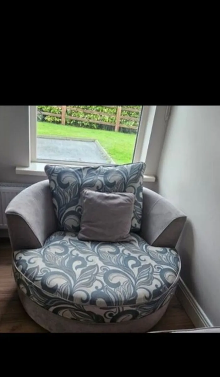 Swivel chair - Image 1
