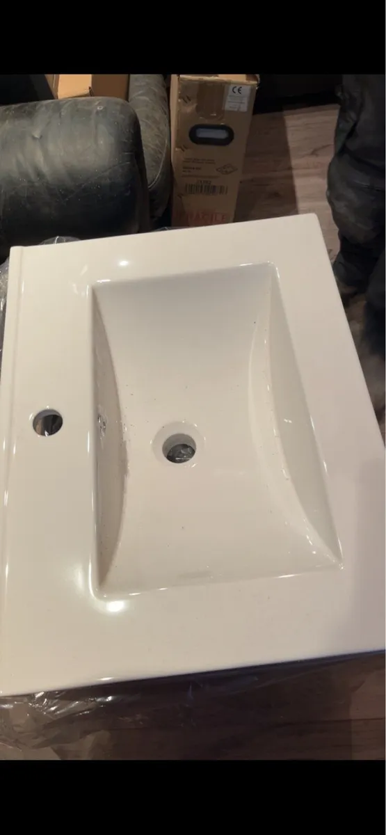 600 vanity unit & basin - Image 2