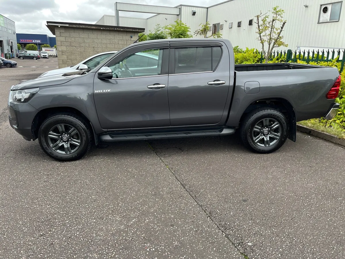 Toyota Hilux SR5 Auto - Image 2