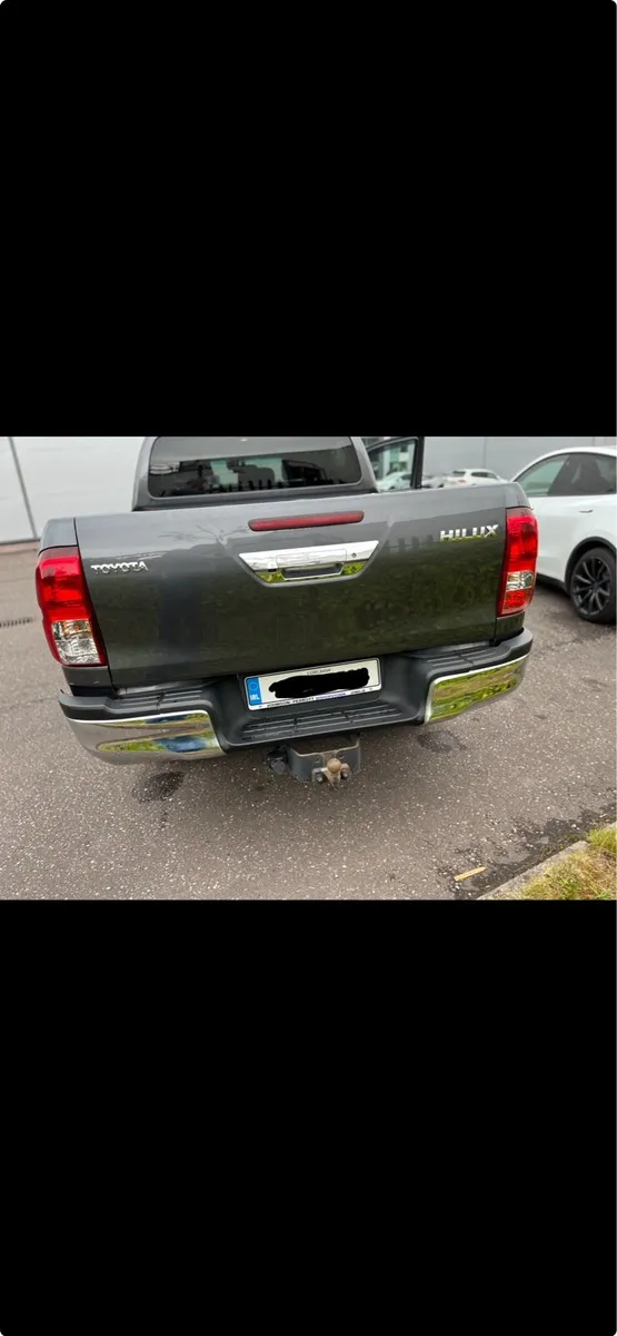 Toyota Hilux SR5 Auto - Image 3