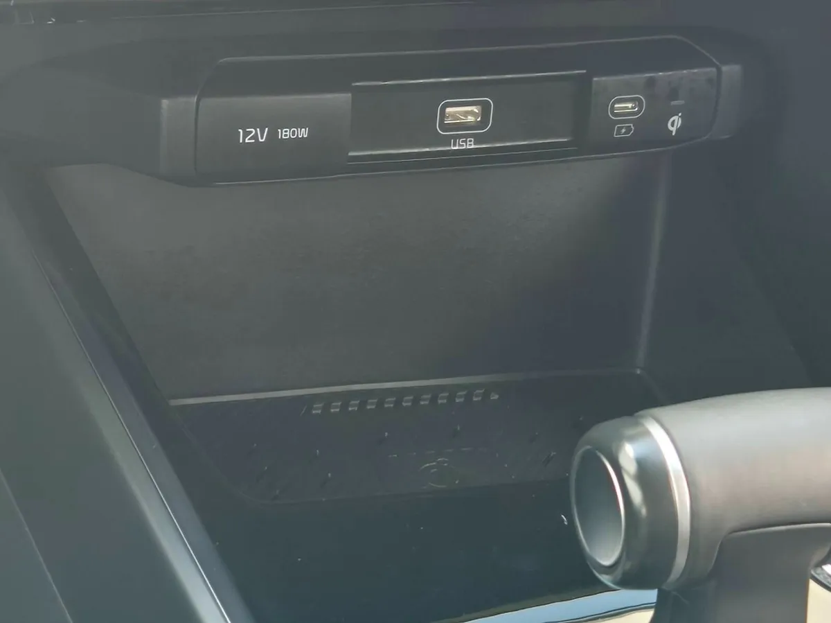 2024 Kia Niro HEV, 1/2 Leather, Camera, CarPlay - Image 3