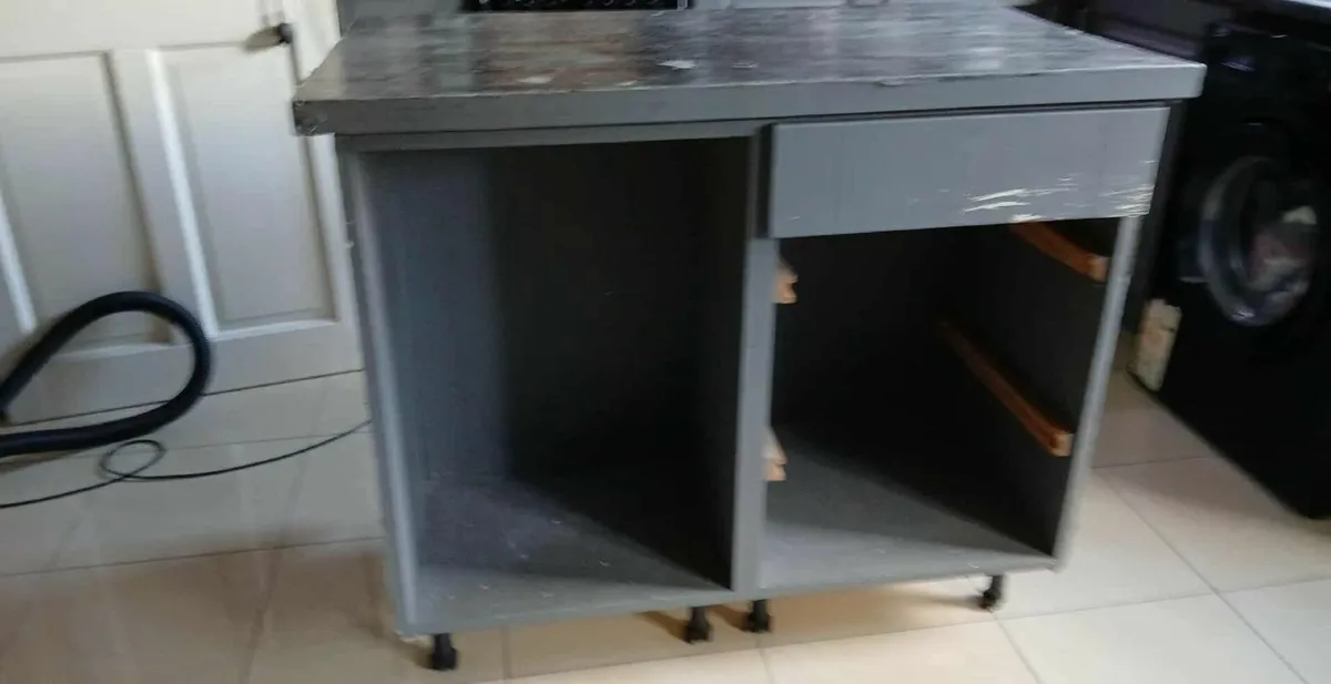 Kitchen Island - Image 1