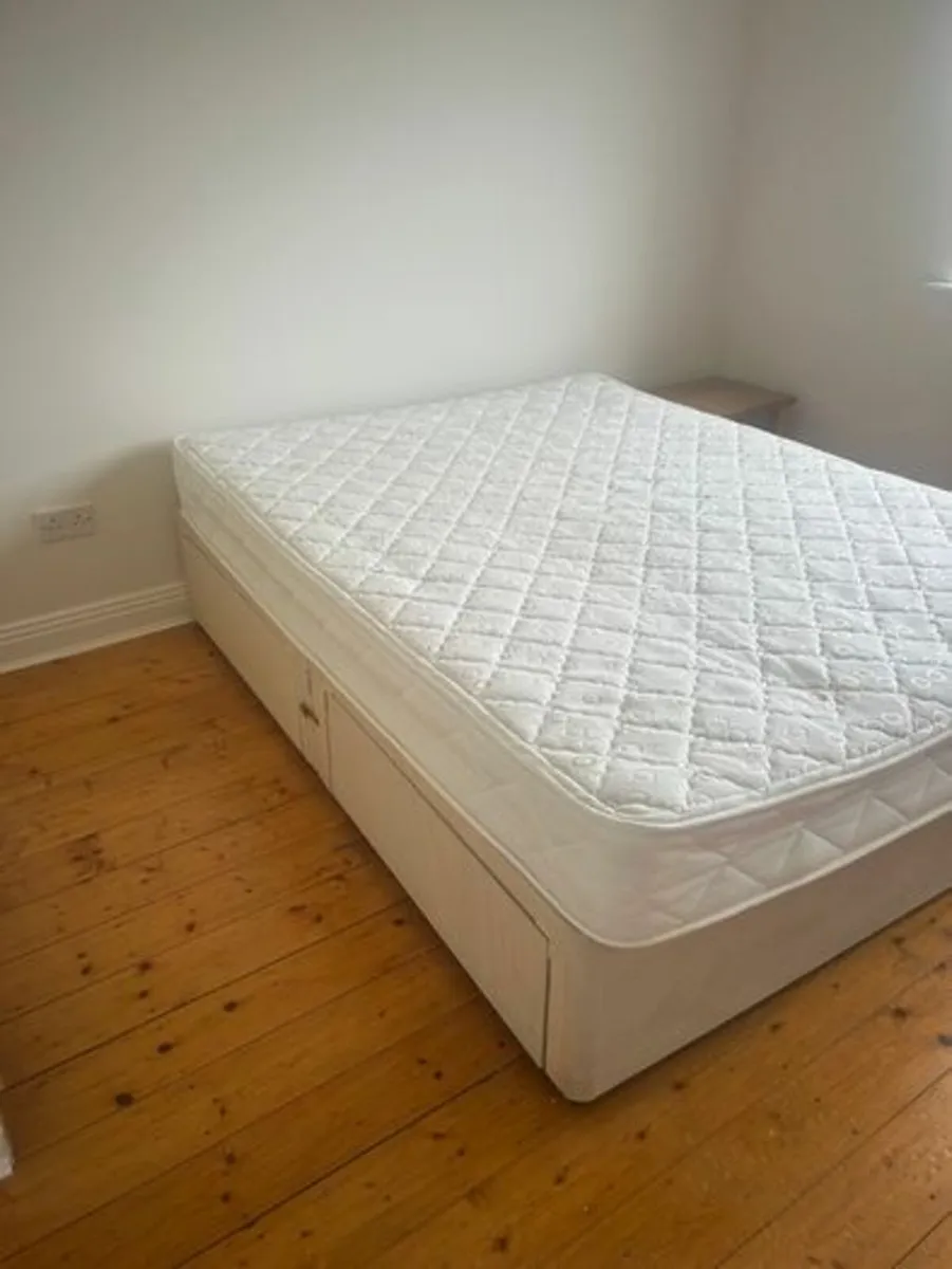 Kingsize bed and mattress