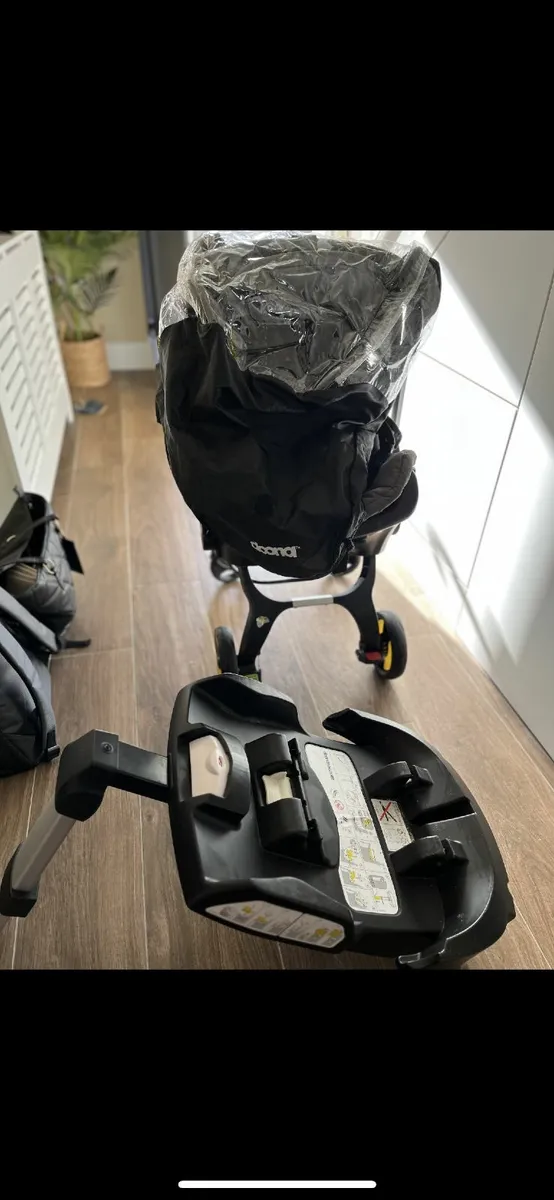 Doona Car Seat + Car Base + Rain Cover - Image 1