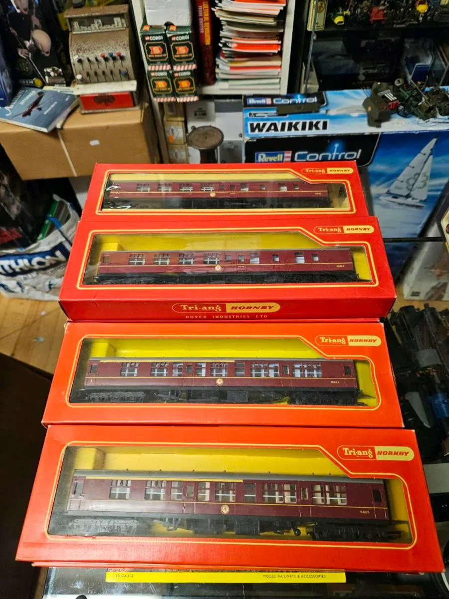 Hornby Triang OO Gauge Carraiges - Image 1