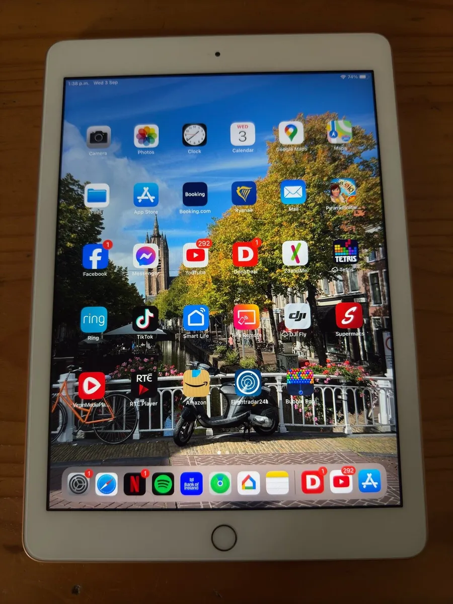 Apple iPad 6th generation - Image 1
