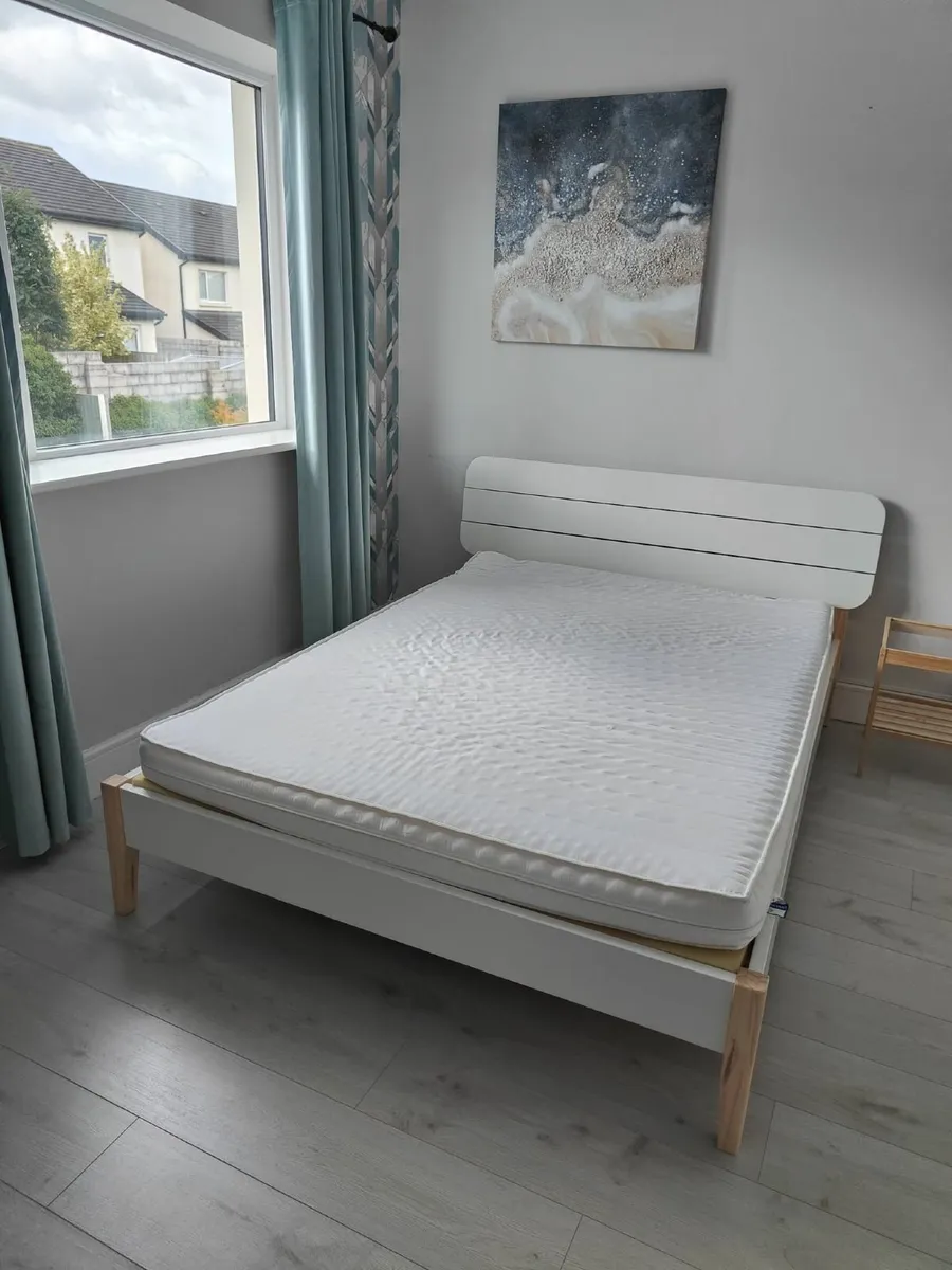 White Bed Frame with natural wood accents + Mattre - Image 1