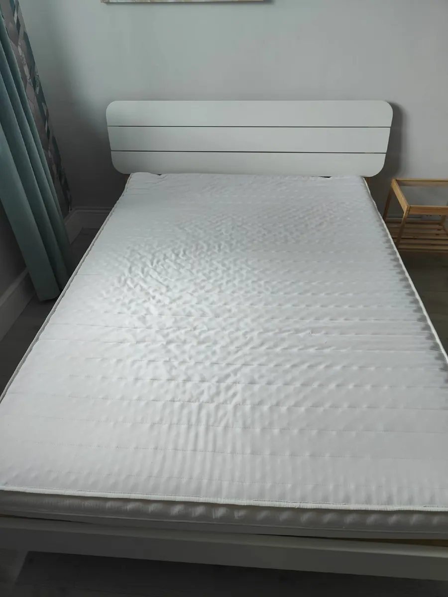 White Bed Frame with natural wood accents + Mattre - Image 2