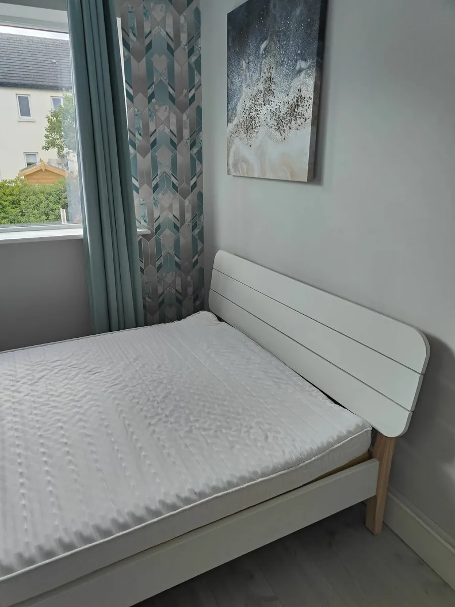 White Bed Frame with natural wood accents + Mattre - Image 3