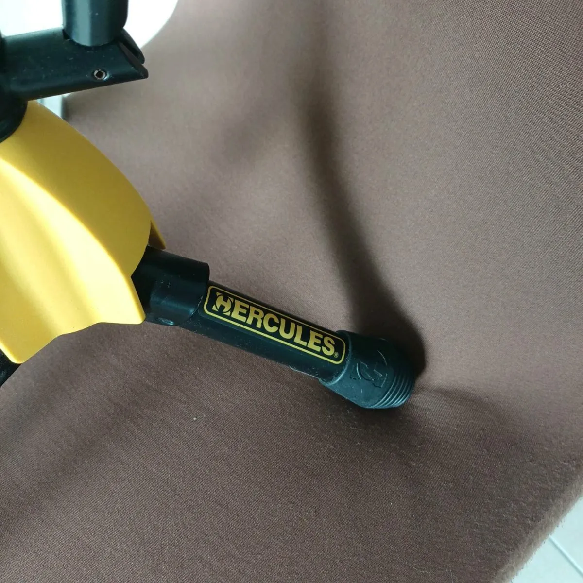 Hercules GS414B PLUS Auto Grip Guitar Stand - Image 2