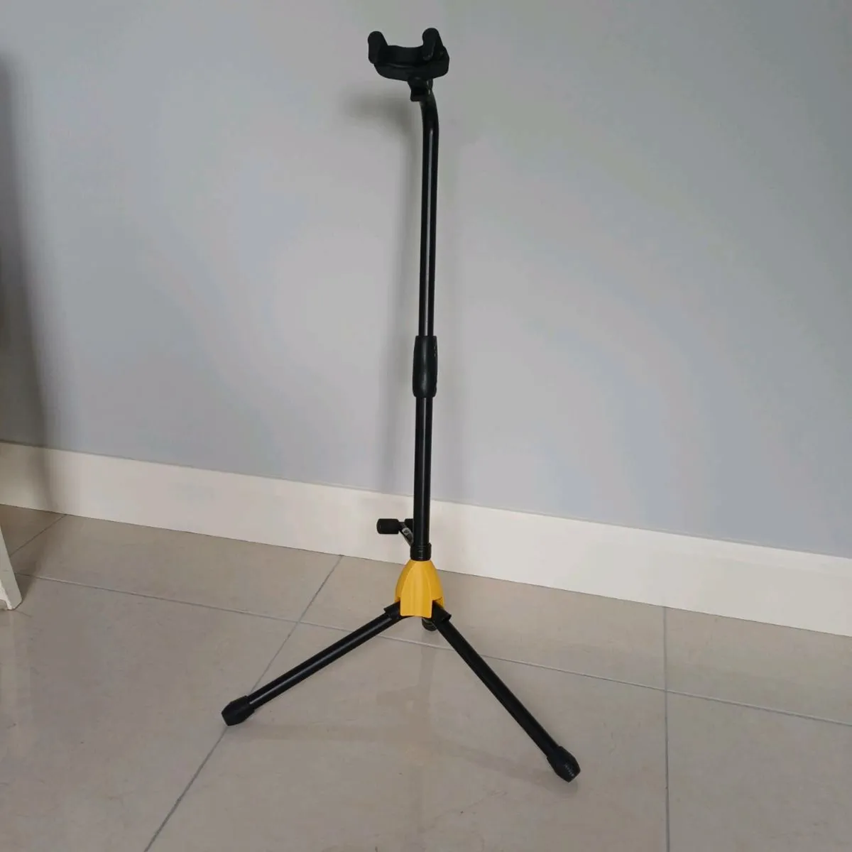 Hercules GS414B PLUS Auto Grip Guitar Stand - Image 4