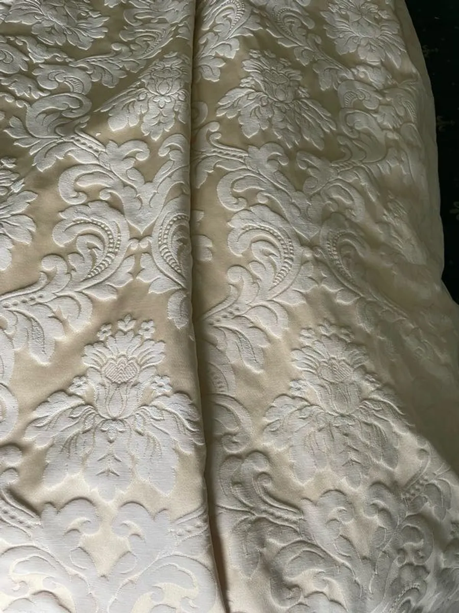 curtains - Image 1