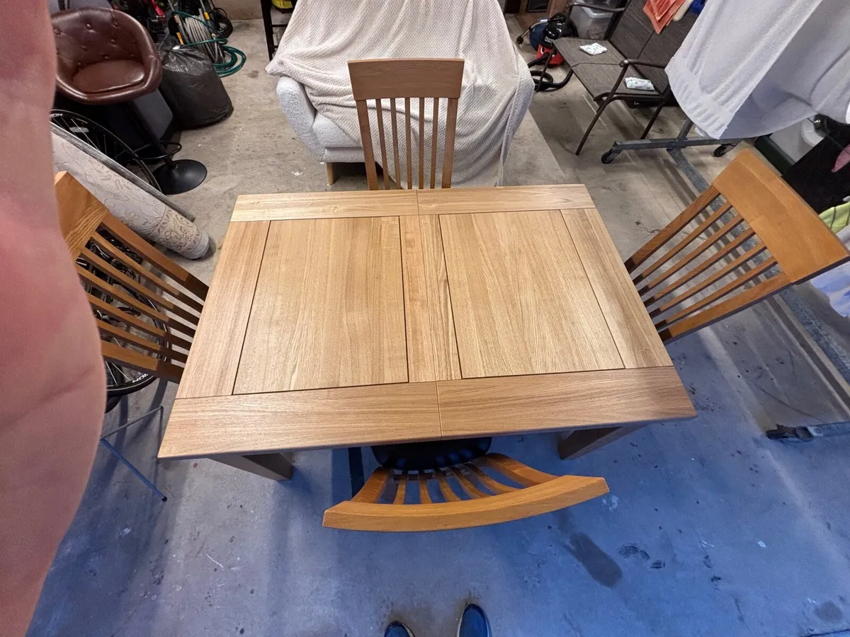 Table and chairs - Image 1